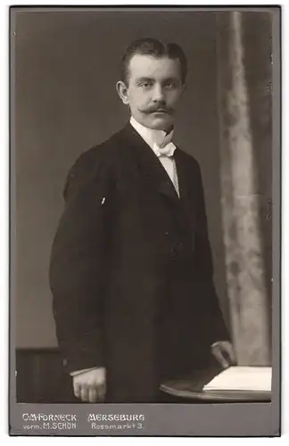 Fotografie C. M. Forneck, Merseburg, Rossmarkt 3, Eleganter Herr mit Schnauzbart