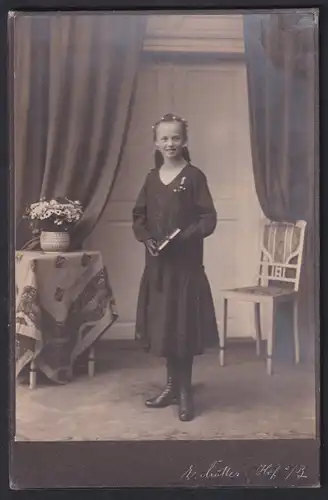 Fotografie W. Müller, Hof a. S., Junges Mädchen im schwarzen Kleid