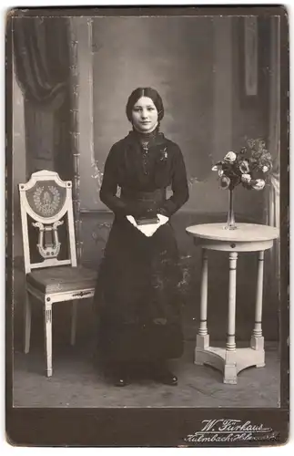 Fotografie W. Fürhaus, Kulmbach, Hübsches Mädchen im schwarzen Kleid