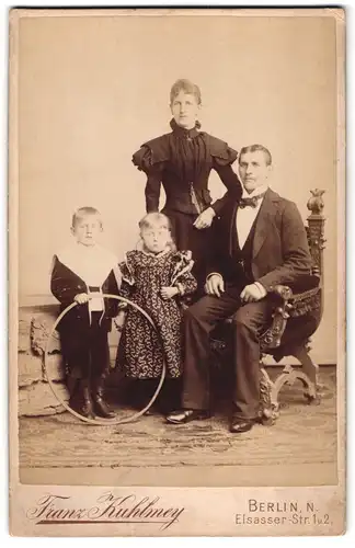 Fotografie Franz Kuhlmey, Berlin, Elsasser-Str. 1 u. 2, Bürgerliche Familie in eleganter Kleidung