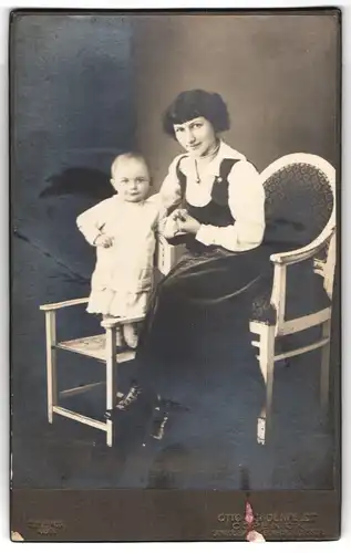 Fotografie Otto Schoenfeldt, Cöpenick, Ecke Schlossstr., Liebevolle Mutter mit ihrem Kind