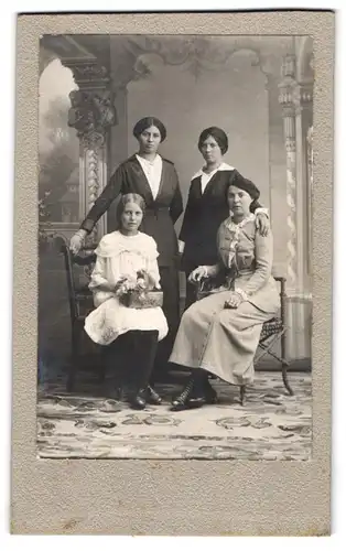 Fotografie unbekannter Fotograf und Ort, 4 hübsche Schwestern in eleganten Kleidern