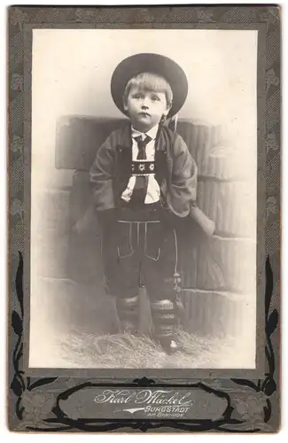 Fotografie Karl Mäckel, Burgstädt, Am Bahnhof, Niedlicher Junge mit Händen in den Hosentaschen