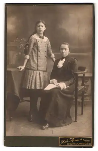 Fotografie Hausser, Geislingen, Bahnhofstr. 22, Mutter mit Tochter im karierten Kleid