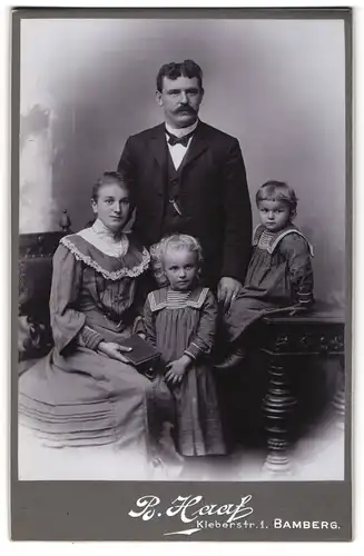 Fotografie B. Haaf, Bamberg, Kleberstr. 1, Bürgerliches Paar mit zwei Kindern