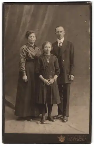 Fotografie J. Grimm, Offenburg, Bürgerliches Paar mit einer Tochter