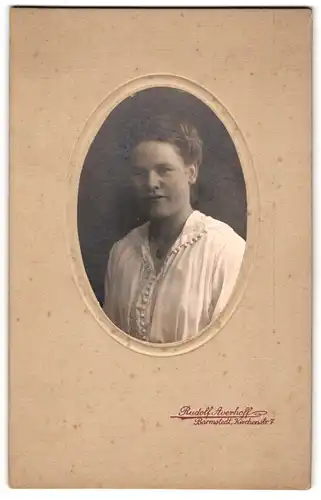 Fotografie Rudolf Averhoff, Barmstedt, Kirchenstr. 7, Junge Dame mit einem Amulett