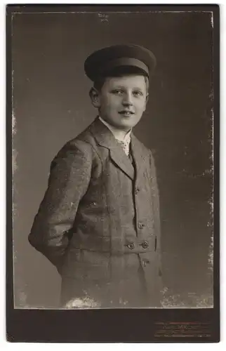 Fotografie Karl Mäckel, Burgstädt i. Sa., Böhmestr. 2, Halbwüchsiger Knabe in modischer Kleidung