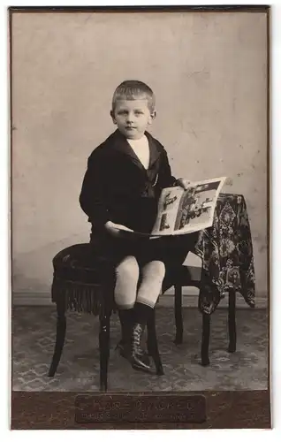 Fotografie Karl Mäckel, Burgstädt, Junge im Matrosenanzug mit Zeitung