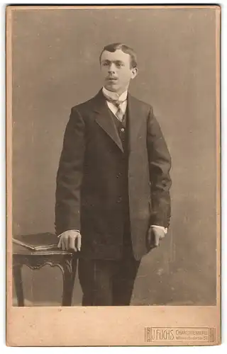 Fotografie J. Fuchs, Berlin-Charlottenburg, Wilmersdorferstr. 57, Junger Herr im Anzug mit Krawatte