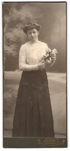 Fotografie R. Beyer, Dresden-A., Gr. Plauenschestr. 35, Junge Dame in Bluse und Rock