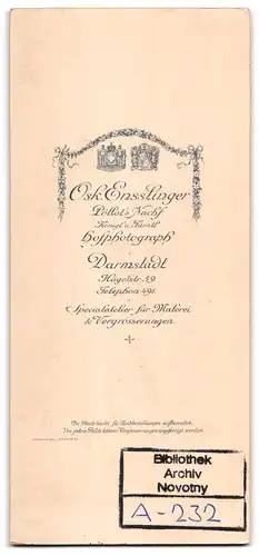 Fotografie Osk. Ensslinger, Darmstadt, Hügelstr. 59, Junge Dame im hübschen Kleid