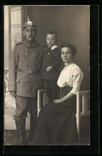 AK Soldat in Uniform mit Ersatz-Pickelhaube-Filz nebst Gattin und Sohn