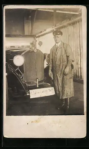 Foto-AK Chauffeur vor einem Benz Automobil