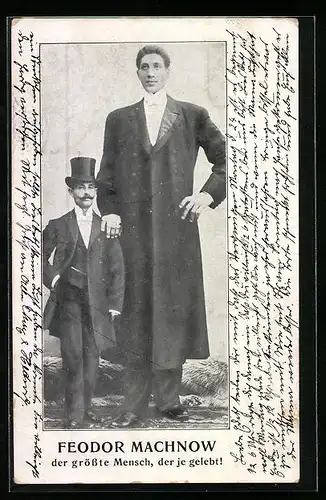 AK Riese Feodor Machnow neben einem Normalwüchsigen