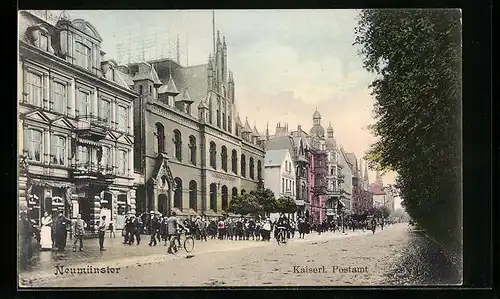 AK Neumünster, Strassenpartie mit Passanten und Kaiserlichem Postamt