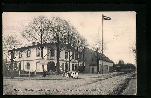 AK Hamburg-Sasel, Gasthaus Saseler Park mit Kindergruppe und Strasse