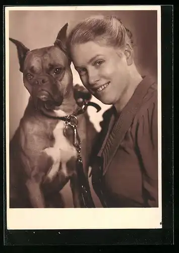 Foto-AK Junge Frau mit einem Boxer