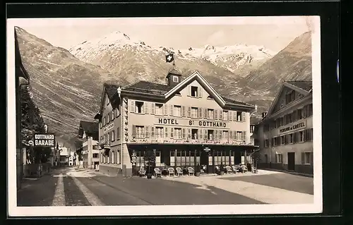 AK Andermatt, Ortspartie mit Hotel St. Gotthard und Alpenpanorama