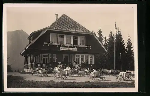 AK Engelberg, Gasthaus Waldhaus Gerschnialp mit Gästen