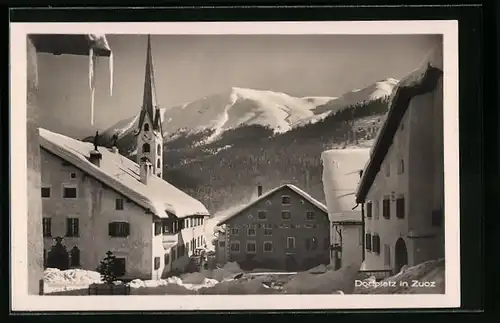 AK Zuoz, Dorfplatz mit Kirche im Winter
