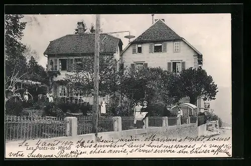 AK Les Ponts-de-Martel, Frauen und Dienstmädchen in den Gärten der Häuser