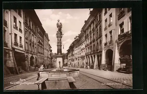 AK Bern, Gerechtigkeitsgasse mit Brunnen