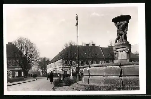 AK Josefov n. Met., Platz mit Kriegerdenkmal