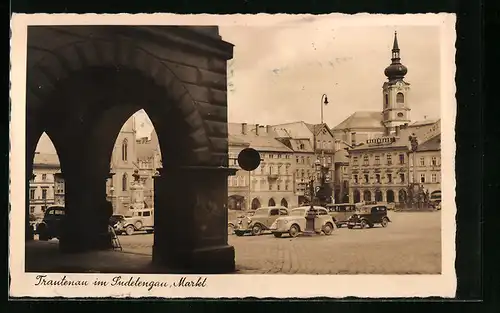 AK Trautenau, Ringplatz, Kirchturm, Autos