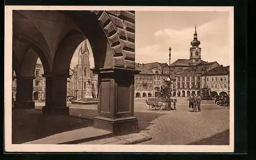 AK Trautenau, Blick auf den Ringplatz, Kirche, Brunnen