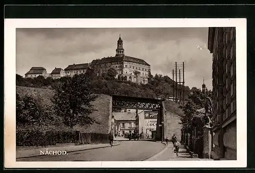 AK Náchod, Strassenpartie mit Bahnbrücke