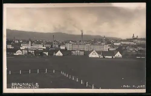 AK Braunau i. B., Gesamtansicht mit Bergblick