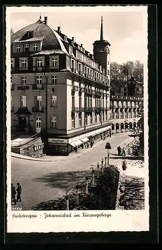 AK Johannisbad /Riesengeb., Strassenpartie mit Kaufhaus