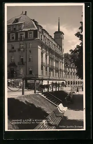 AK Johannisbad /Riesengeb., Strassenpartie mit Promenade und Kaufhaus