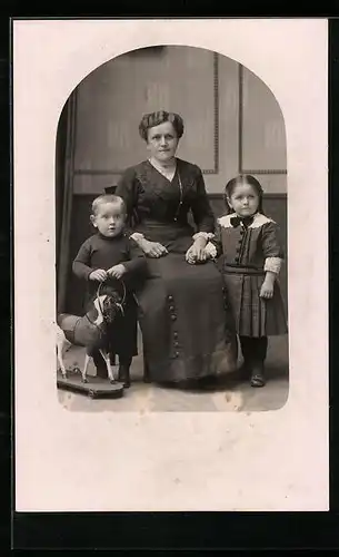 AK Mutter mit Kindern und Schaukelpferd