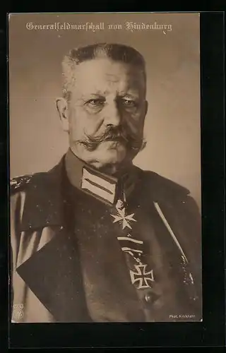 AK Paul von Hindenburg, der Generalfeldmarschall mit Eisernem Kreuz behangen