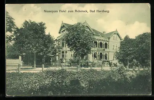 AK Bad Harzburg, Niemeyers Hotel zum Rebstock mit Strassenpartie