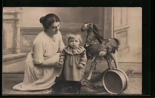 Foto-AK Mutter und Tochter mit einem Schaukelpferd