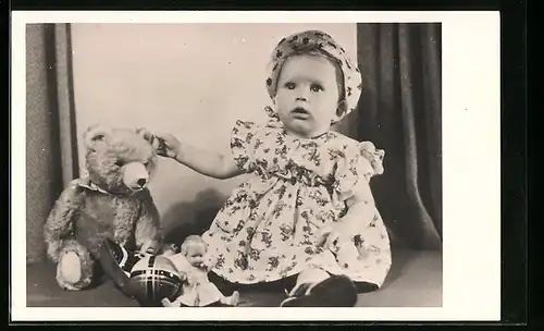 Foto-AK Niedliches Mädchen mit Haube und Teddy