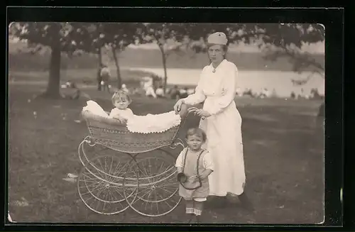 Foto-AK Mutter mit Kinderwagen an einem Gewässer