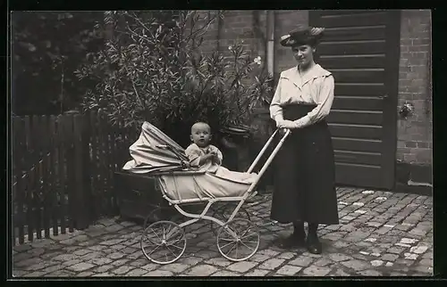 Foto-AK Mutter mit Kinderwagen an der Gartenpforte