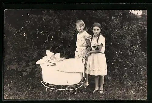 Foto-AK Mädchen mit Geschwisterchen im Kinderwagen