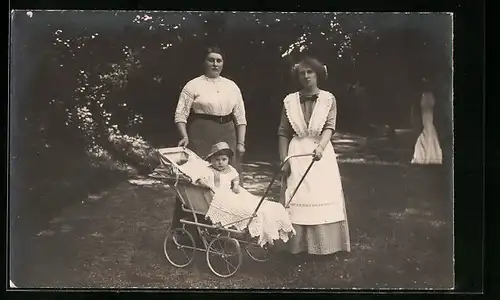 Foto-AK Mutter mit Kinderwagen und Dienstmädchen