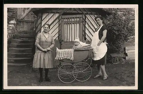 Foto-AK Zwei Frauen und ein Baby im Kinderwagen