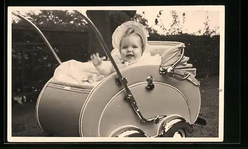 Foto-AK Fröhliches Baby im Kinderwagen