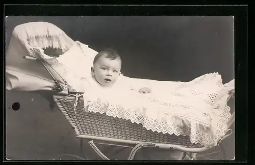 Foto-AK Aufgewecktes Baby im Kinderwagen
