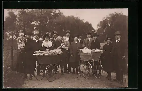 Foto-AK Gesellschaft mit zwei Kinderwagen beim Spaziergang