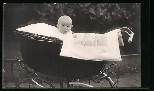 Foto-AK Baby mit abstehenden Ohren im Kinderwagen