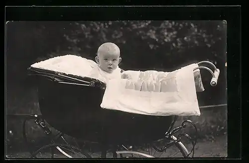 Foto-AK Säugling mit abstehenden Ohren im Kinderwagen