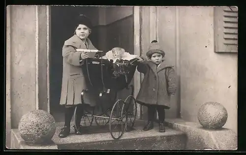 Foto-AK Schwestern mit Puppe im Kinderwagen